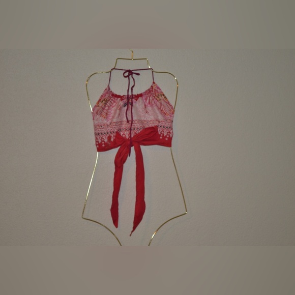 Guess halter open back tied red pattern crop top - Picture 2 of 7